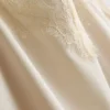 Top tipo camisola con ribete de encaje satinado de Paula Echevarría