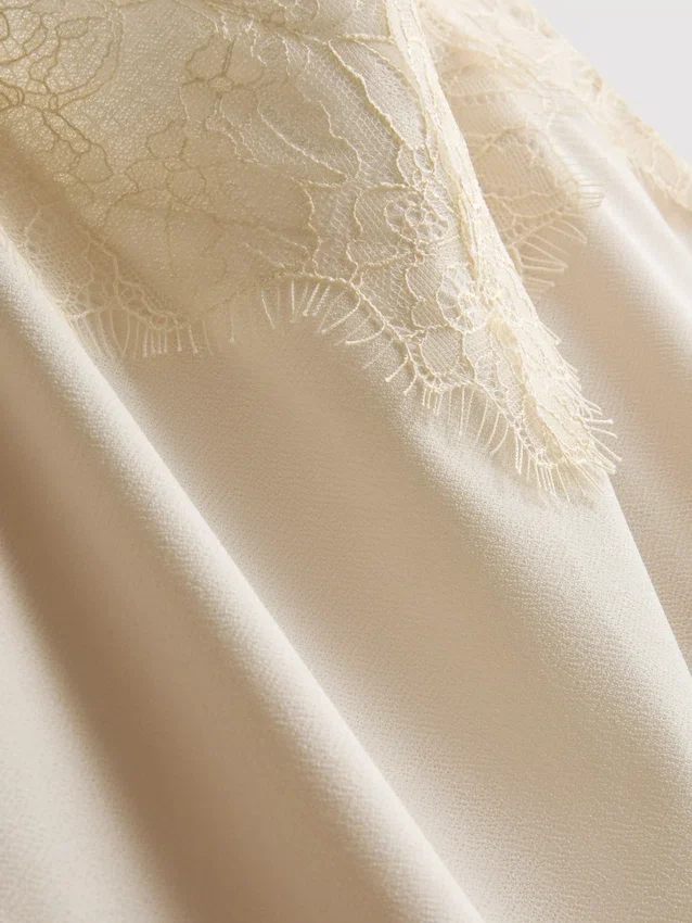 Top tipo camisola con ribete de encaje satinado de Paula Echevarría