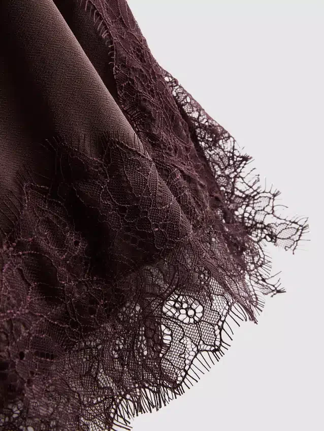 Top tipo camisola con ribete de encaje satinado de Paula Echevarría