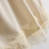 Top tipo camisola con ribete de encaje satinado de Paula Echevarría