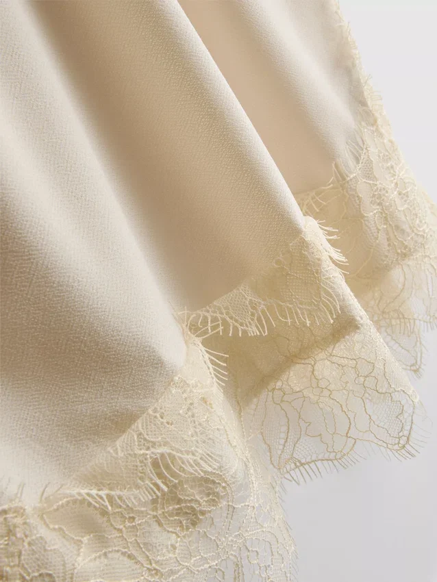 Top tipo camisola con ribete de encaje satinado de Paula Echevarría