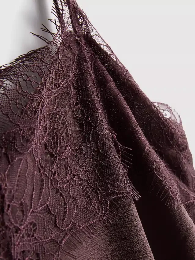 Top tipo camisola con ribete de encaje satinado de Paula Echevarría