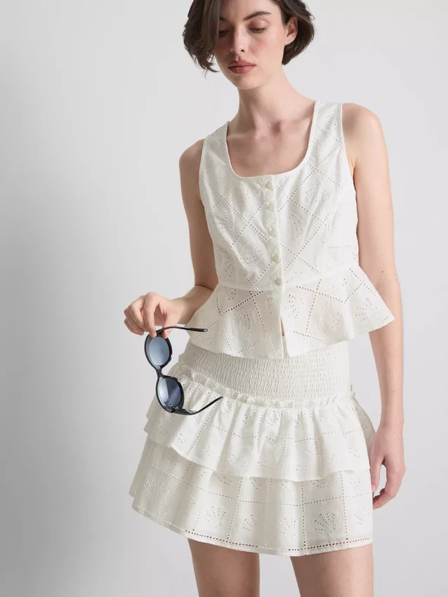 Top tipo camisola corto de algodón con calados