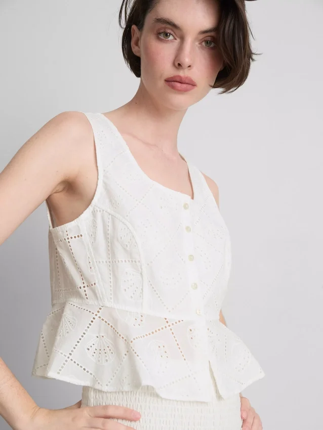 Top tipo camisola corto de algodón con calados