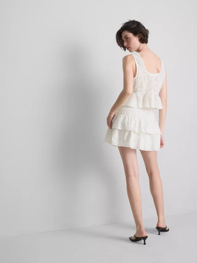 Top tipo camisola corto de algodón con calados