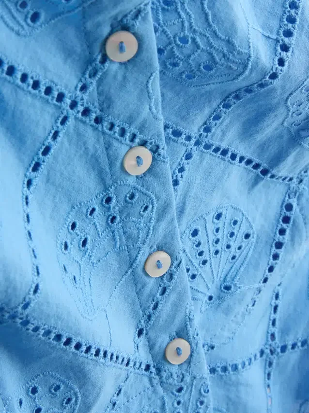 Top tipo camisola corto de algodón con calados