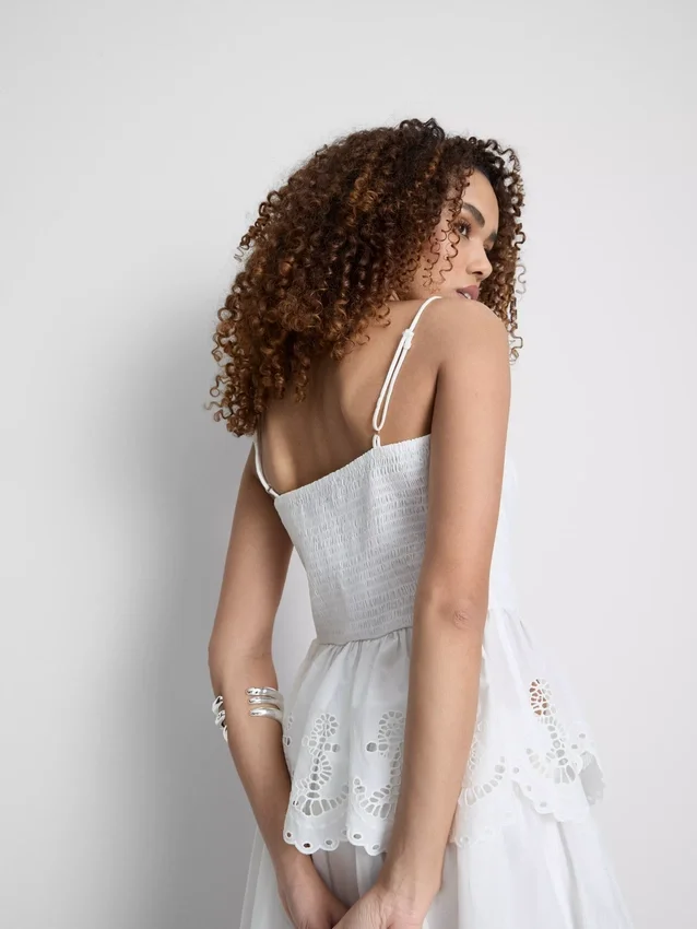 Top tipo camisola de algodón con bordado y dobladillo con volantes