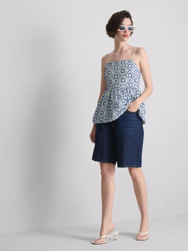 Top tipo camisola de algodón con calados