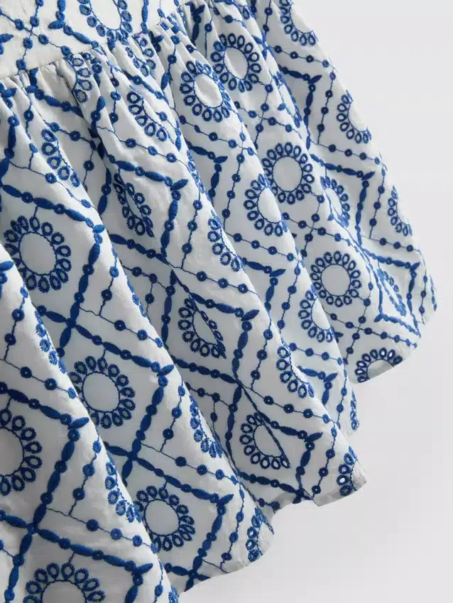 Top tipo camisola de algodón con calados