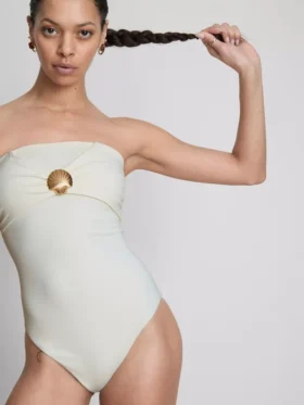 Traje de baño bandeau con detalles de conchas