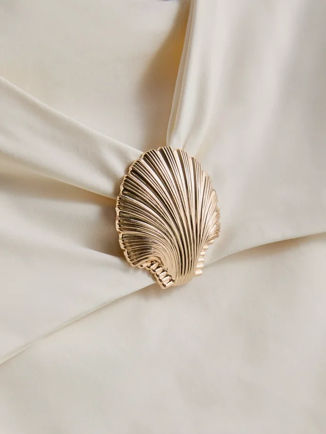Traje de baño bandeau con detalles de conchas