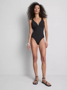 Traje de baño con control de silueta y corte festoneado