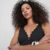 Traje de baño con control de silueta y corte festoneado
