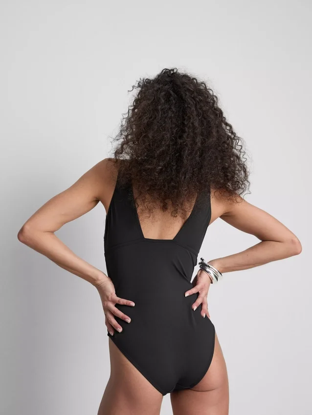 Traje de baño con control de silueta y corte festoneado