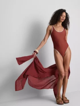 Traje de baño con detalles de costura de Paula Echevarría