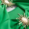 Traje de baño con detalles de sol y aberturas