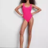 Traje de baño con espalda redondeada y efecto arrugado