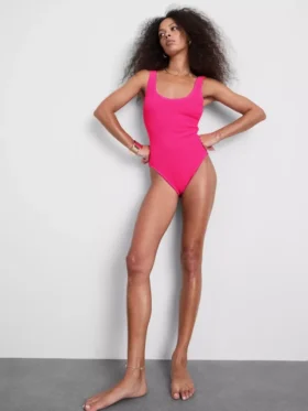 Traje de baño con espalda redondeada y efecto arrugado