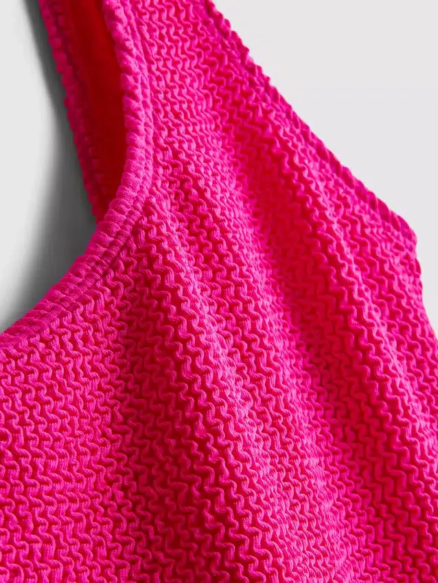 Traje de baño con espalda redondeada y efecto arrugado