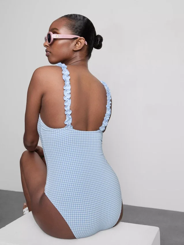 Traje de baño con volantes de cuadros vichy