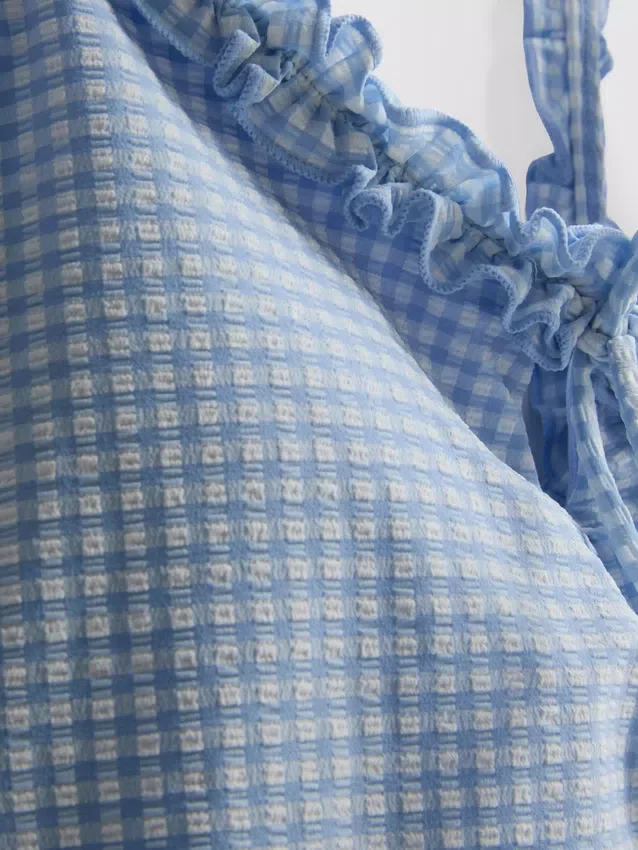Traje de baño con volantes de cuadros vichy
