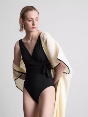 Traje de baño cruzado con control de figura