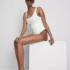 Traje de baño de novia con perlas