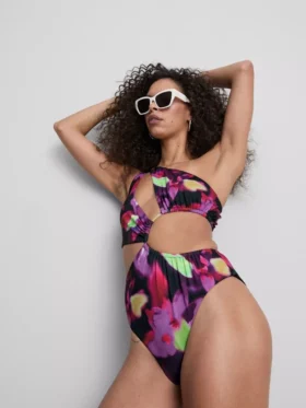 Traje de baño estampado con aberturas