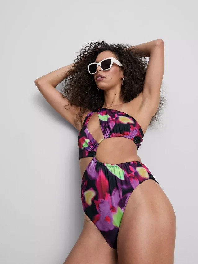 Traje de baño estampado con aberturas