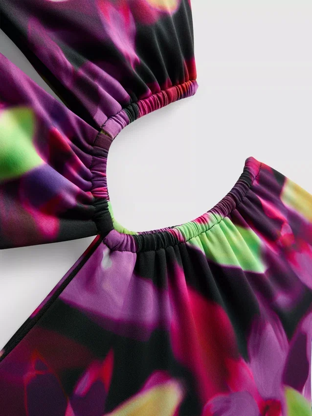 Traje de baño estampado con aberturas