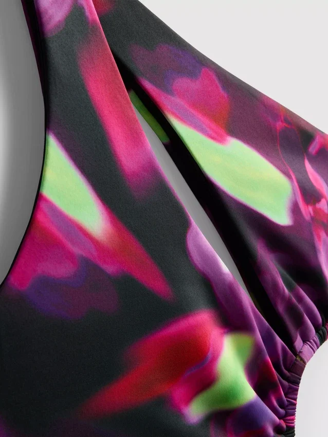 Traje de baño estampado con aberturas