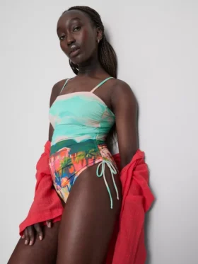 Traje de baño fruncido con estampado panorámico