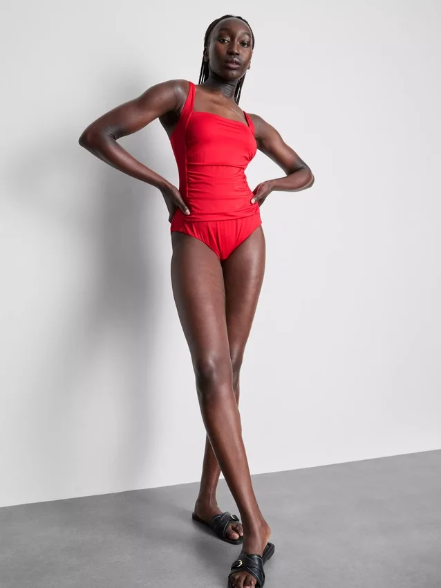 Traje de baño moldeado con detalle drapeado
