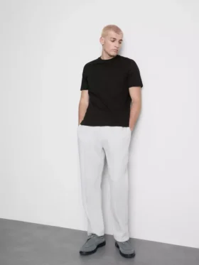Una camiseta de corte regular con mangas cortas y cuello redondo