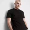 Una camiseta de corte regular con mangas cortas y cuello redondo
