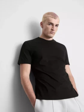 Una camiseta de corte regular con mangas cortas y cuello redondo
