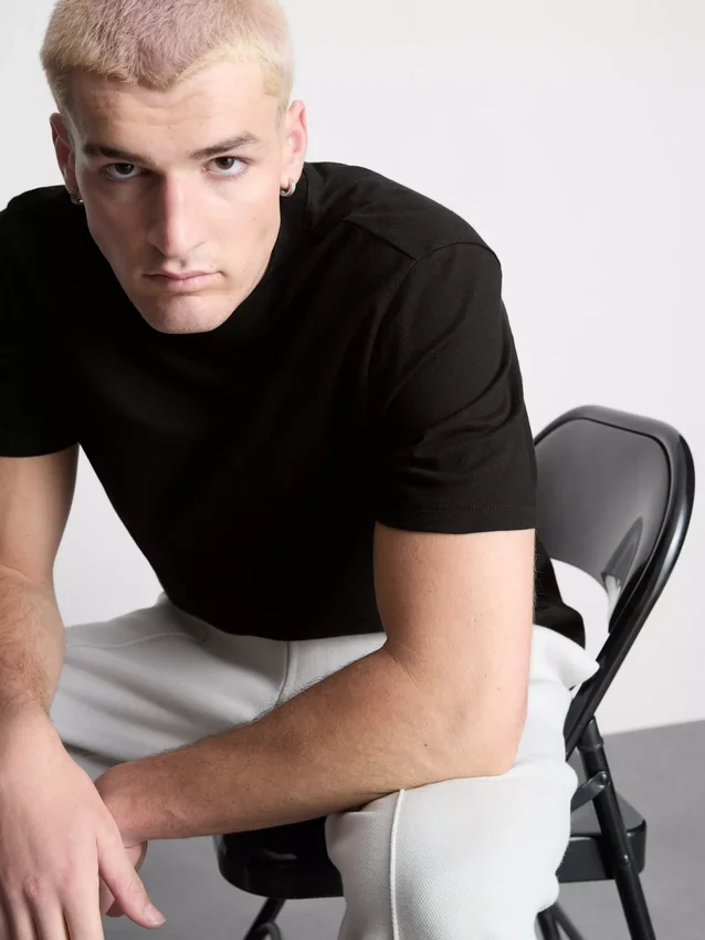 Una camiseta de corte regular con mangas cortas y cuello redondo