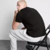Una camiseta de corte regular con mangas cortas y cuello redondo