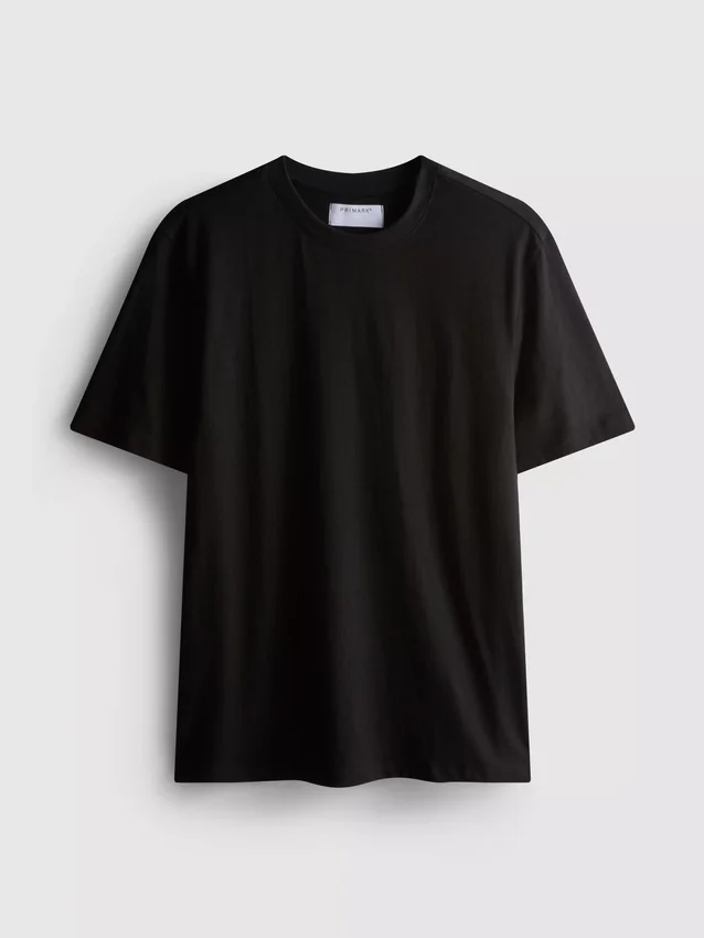 Una camiseta de corte regular con mangas cortas y cuello redondo