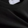 Una camiseta de corte regular con mangas cortas y cuello redondo
