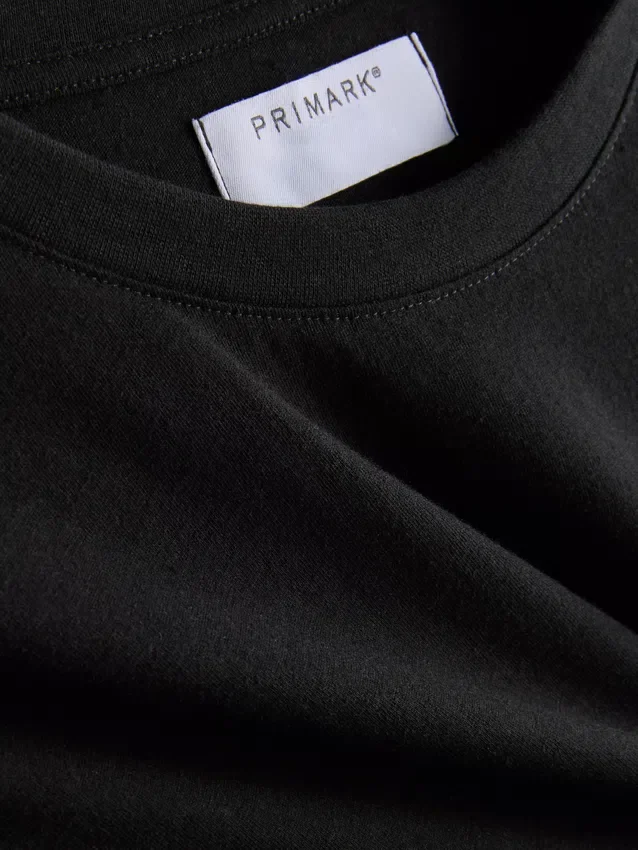 Una camiseta de corte regular con mangas cortas y cuello redondo