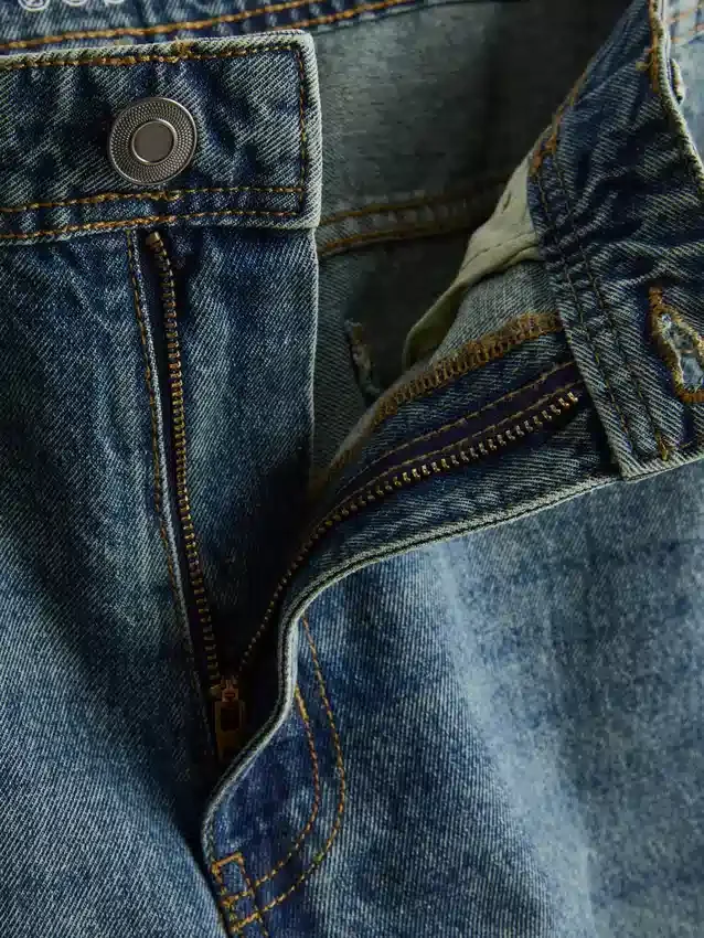 Vaqueros de talle medio, corte recto y estilo holgado