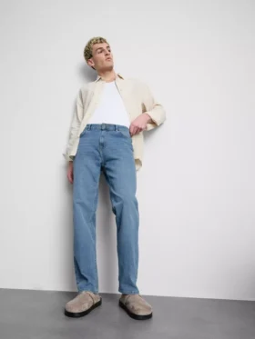Vaqueros de tiro medio y pierna recta