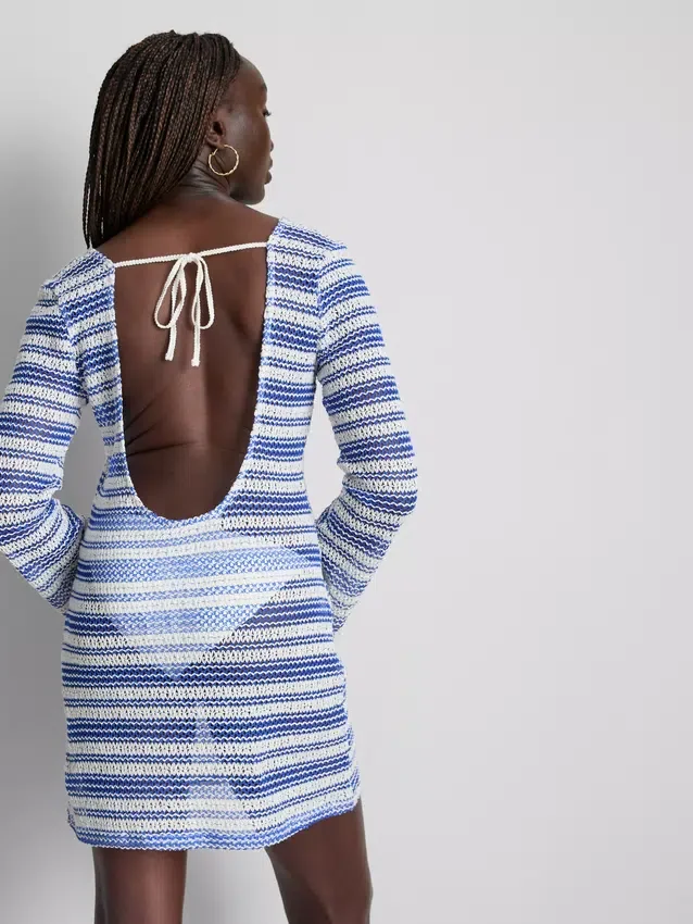 Vestido de playa de rayas con ganchillo y anillos