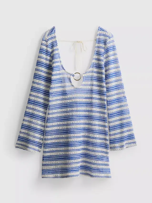 Vestido de playa de rayas con ganchillo y anillos