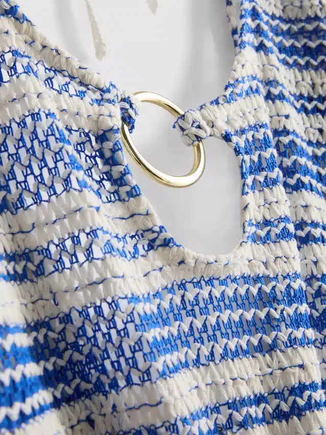 Vestido de playa de rayas con ganchillo y anillos