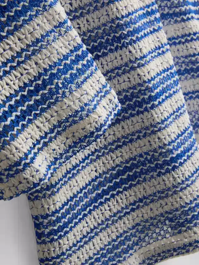 Vestido de playa de rayas con ganchillo y anillos