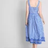 Vestido largo bordado a rayas