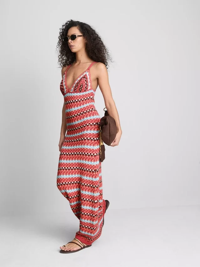 Vestido largo de croché con cuello en V de Paula Echevarría