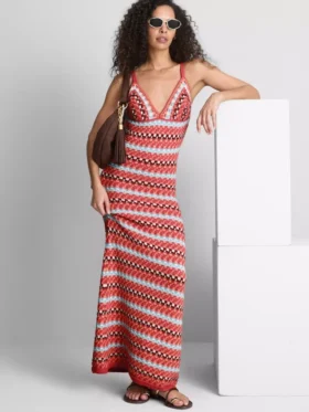Vestido largo de croché con cuello en V de Paula Echevarría
